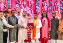 लालकुर्ती में मां दुर्गा के भव्य जागरण में पहुंचकर पूर्व मेयर गौरव गोयल ने पूजा-अर्चना कर लिया आशीर्वाद,की सुख व समृद्धि की कामना