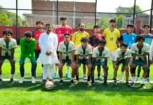 फुटबॉल प्रतियोगिता में विजयी खिलाड़ियों का पूर्व मेयर गौरव गोयल ने सम्मान कर किया उत्साह वर्धन,कहा क्षेत्रीय नहीं,बल्कि राष्ट्रीय व अंतरराष्ट्रीय स्तर पर बनाएं पहचान