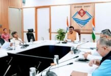 मुख्य सचिव आनन्द बर्द्धन ने आज सचिवालय में उत्तराखण्ड इन्वेस्टमेंट एंड इंफ्रास्ट्रक्चर डेवलपमेंट बोर्ड (यूआईआईडीबी) की एग्जीक्यूटिव कमेटी की बैठक में विभिन्न प्रोजेक्ट्स की प्रगति की समीक्षा की