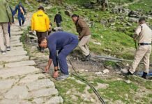 बाबा रुद्रनाथ की यात्रा से लौटते हुए जवानों ने दिया स्वच्छता का संदेश, ल्वीटी बुग्याल में चलाया सफाई अभियान