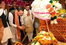 प्रधानमंत्री मोदी के 25 वर्ष के सार्वजनिक जीवन पर सीएम धामी ने बाबा विश्वनाथ से की प्रार्थना