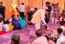 लालकुर्ती स्थित यूनाइटेड परिवार द्वारा अन्नपूर्णा विशाल भंडारे में बड़ी संख्या में भक्तों ने किया प्रसाद ग्रहण,पूर्व मेयर रहे मौजूद
