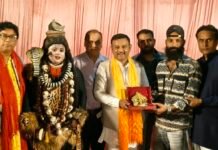 लालकुर्ती में यूनाइटेड परिवार द्वारा 23-वें वार्षिकोत्सव पर निकाली गई माता रानी की विशाल शोभायात्रा,भक्तों ने पुष्प वर्षा कर किया स्वागत