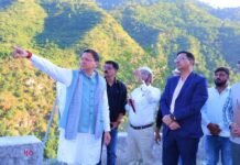मुख्यमंत्री पुष्कर सिंह धामी ने गैरसैंण में विधानसभा सत्र के पश्चात देहरादून लौटते समय श्रीनगर-देवप्रयाग राष्ट्रीय राजमार्ग पर पहाड़ी के उपचारात्मक कार्यों का निरीक्षण किया